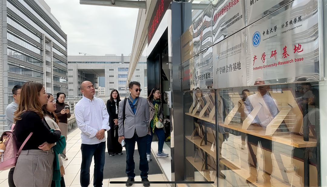 泰國高校參訪團(tuán)到訪海??萍紖⒂^交流 (2).png 泰國高校參訪團(tuán)到訪海睿科技參觀交流 (2).png