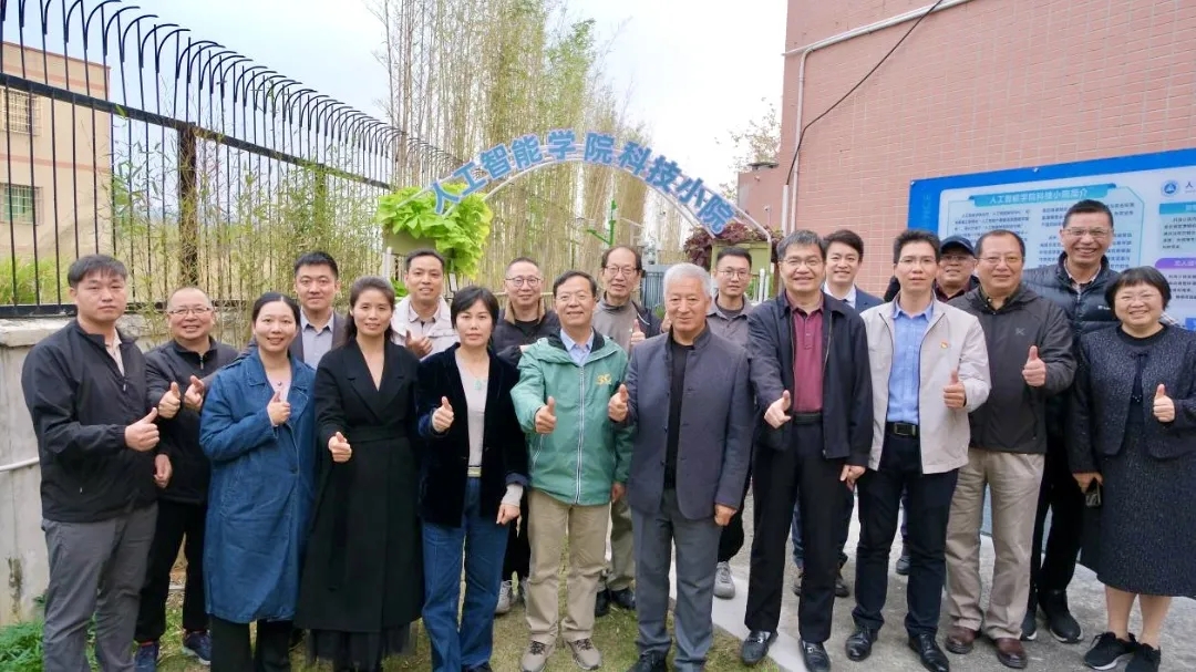 華珠舉行人工智能學(xué)院科技小院揭牌儀式21.jpg 華珠舉行人工智能學(xué)院科技小院揭牌儀式21.jpg