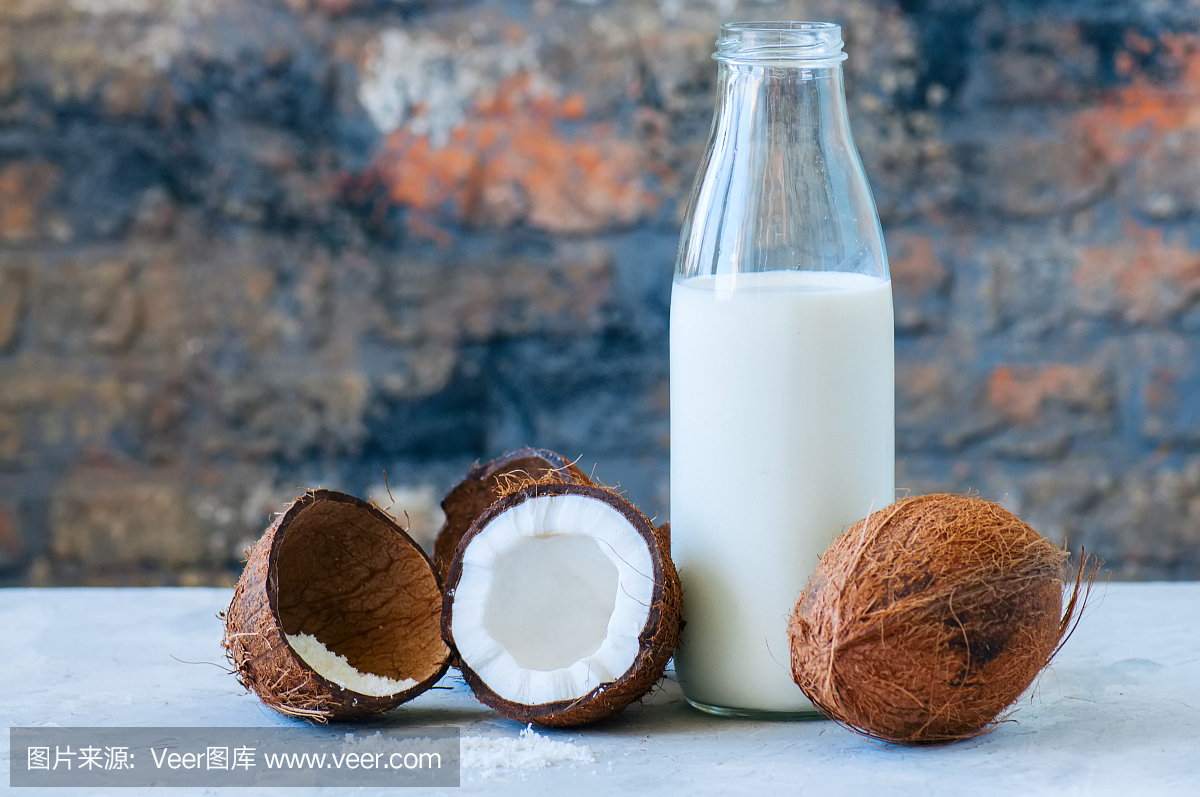 整個(gè)椰子和椰子產(chǎn)品的奶和粉。白色的圣